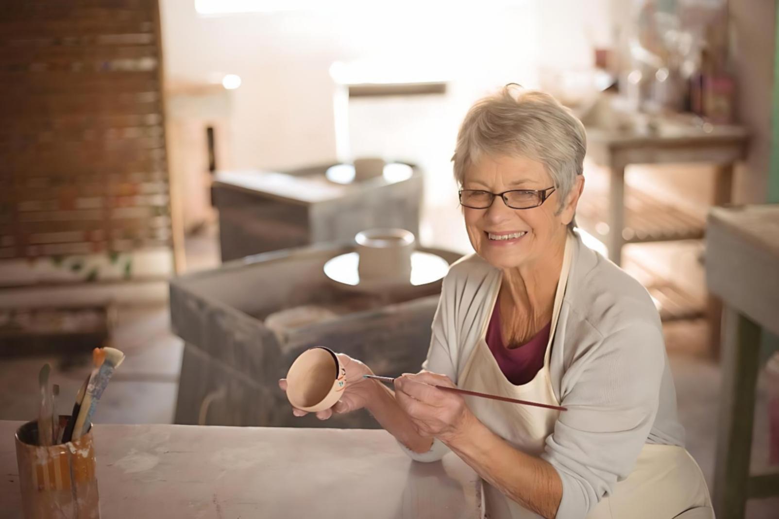 Nowoczesna sala szkoleniowa z komfortowymi miejscami do nauki i interaktywną tablicą